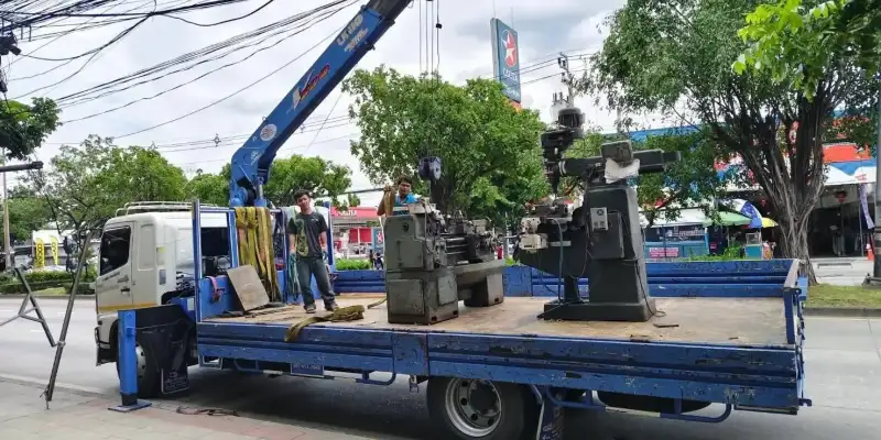 รถเฮี๊ยบยกเครื่องจักร