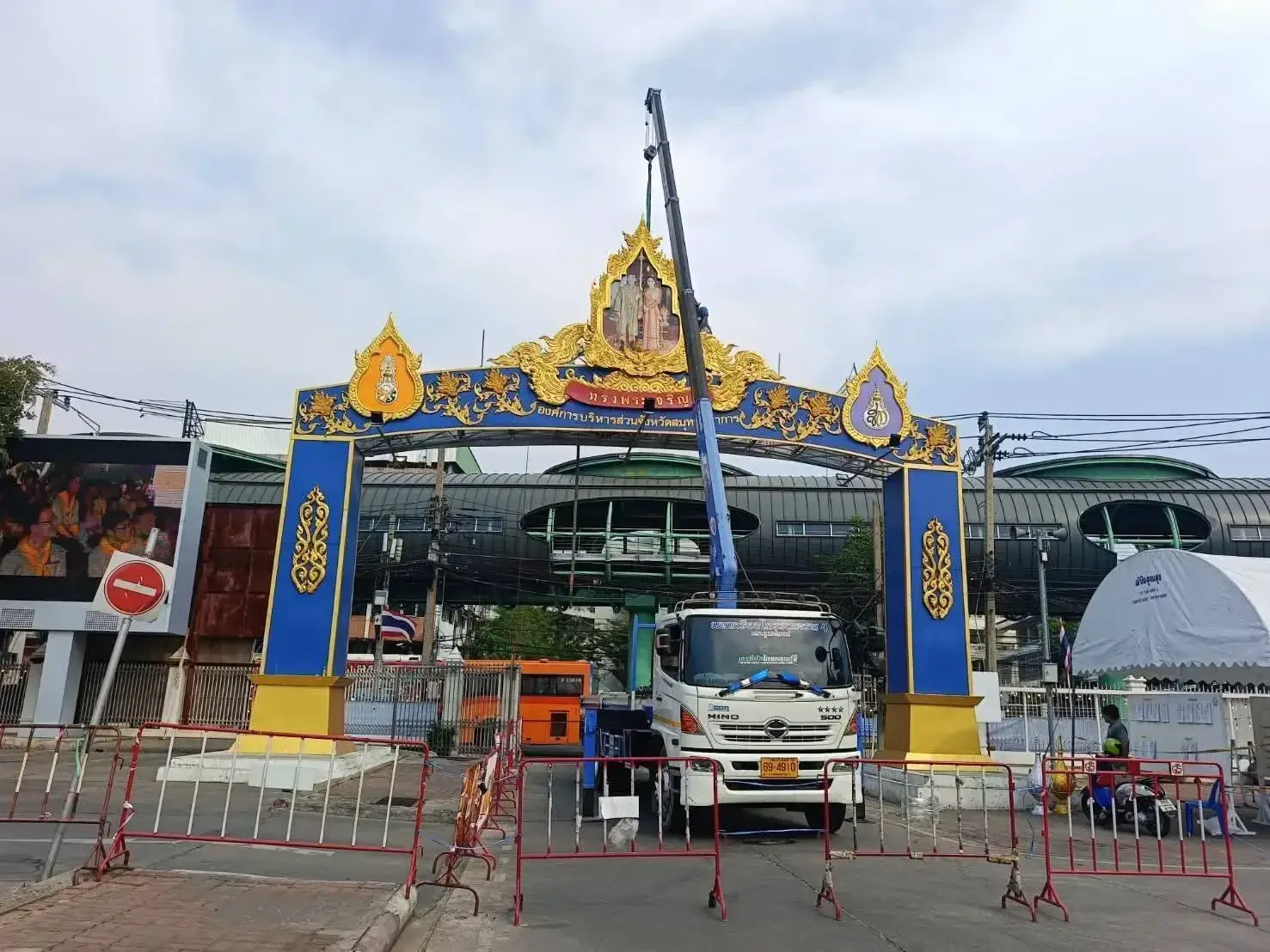 รถเฮี๊ยบ ติดตั้งป้าย