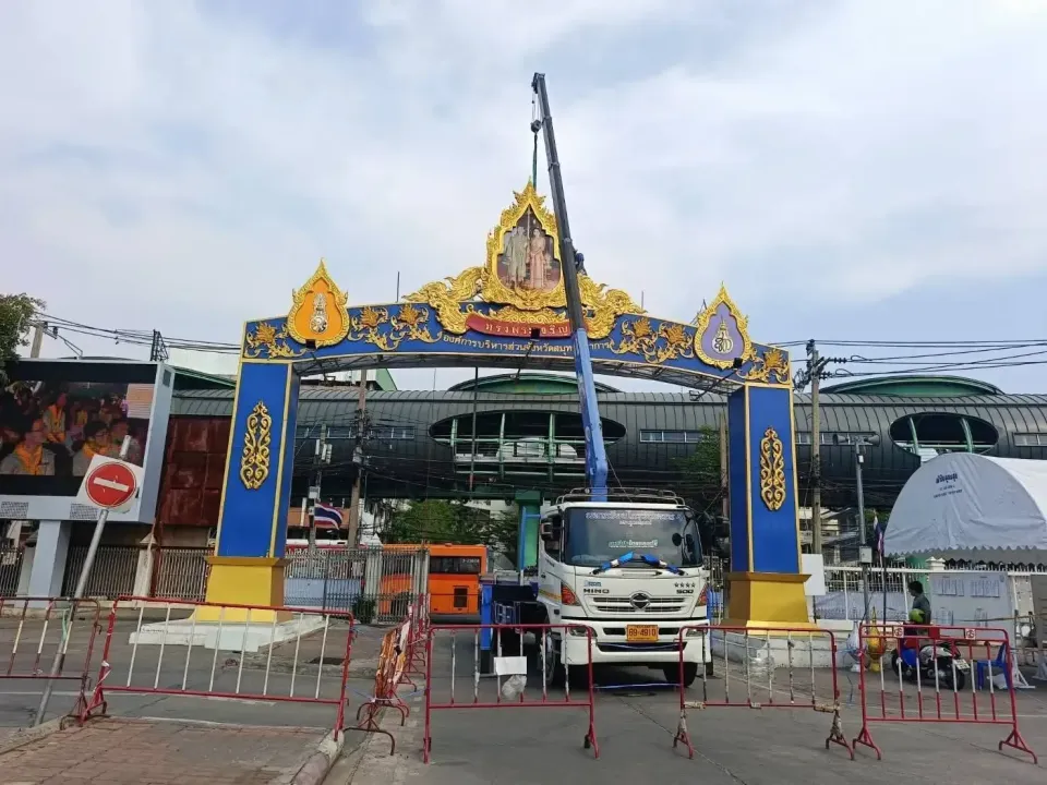 รถเฮี๊ยบติดตั้งป้าย