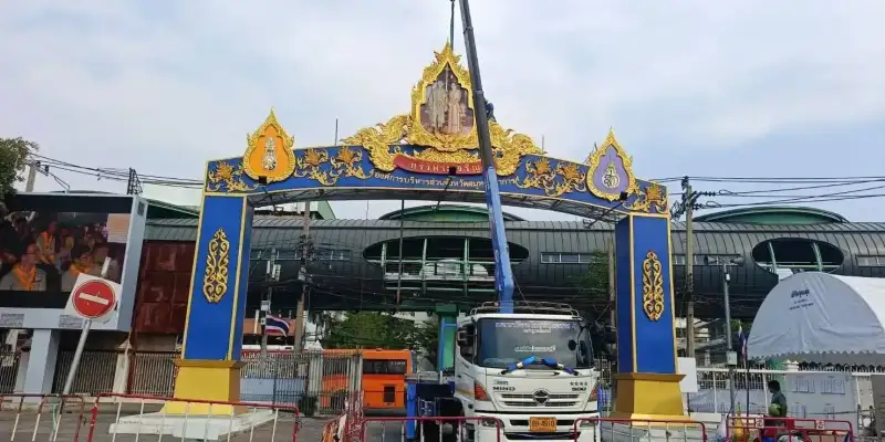รถเฮี๊ยบติดตั้งป้าย