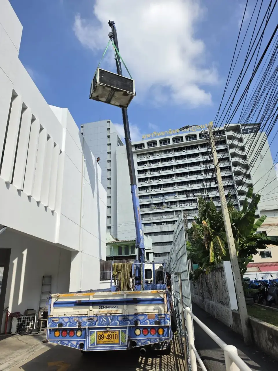 รถเฮี๊ยบ BKK CRANE PRO ขณะทำงาน